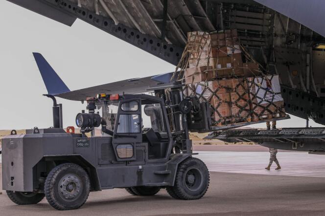 Un chariot élévateur décharge un des deux avions militaires du Qatar contenant de l’aide pour Gaza, y compris des médicaments pour les otages, à l’aéroport d’El-Arish, en Egypte, le 17 janvier 2024. 