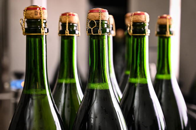 Des bouteilles de la maison de champagne française Bollinger sur une chaîne de contrôle et de qualité, le 2 décembre 2020, à Ay, près d’Epernay (Marne).