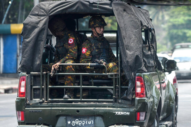 Des membres de l’armée birmane patrouillent pendant le festival de l’eau du Nouvel An, à Rangoun, le 13 avril 2023.