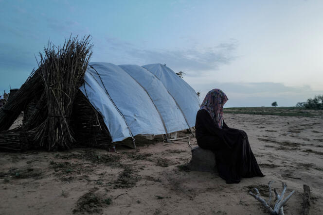 Une jeune fille de 15 ans, victime de violences sexuelles à Al-Geneina, au Darfour, assise à côté d’un abri de fortune à Adre, au Tchad, le 1ᵉʳ août 2023.