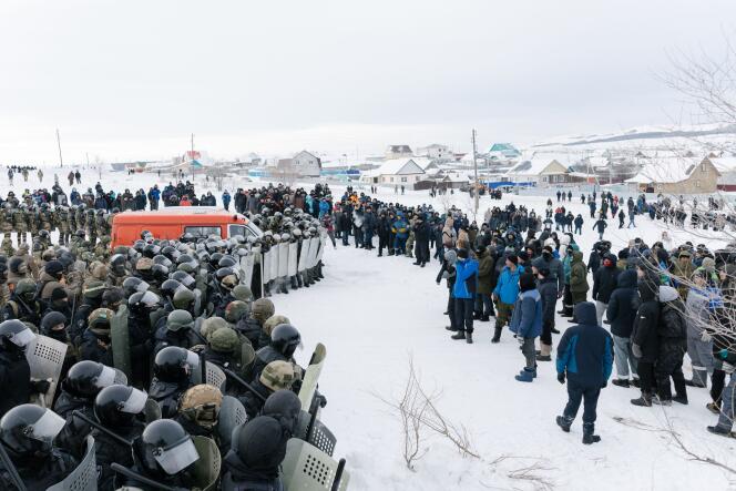  La police antiémeute russe face aux manifestants, dans la ville de Baïmak, dans la région centrale du Bachkortostan, le 17 janvier 2024.