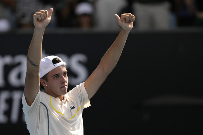 2024 年 1 月 20 日在墨尔本举行的澳大利亚网球公开赛第三轮比赛中，阿瑟·卡佐克斯 (Arthur Cazaux) 战胜荷兰选手塔隆·格里克斯普尔 (Tallon Griekspoor)。 