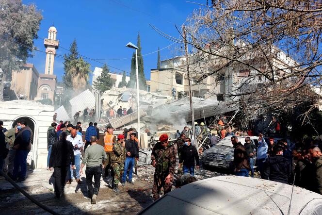 Frente al edificio destruido por un ataque en Damasco, Siria, el sábado 20 de enero de 2024.