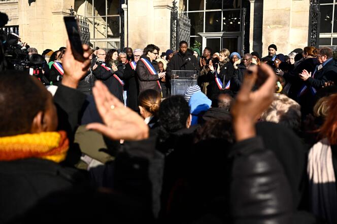 Plusieurs centaines de personnes se sont rassemblées samedi 20 janvier devant l’hôtel de ville de Saint-Denis, à la mémoire de Sedan, tué sur le quai du métro trois jours plus tôt. 