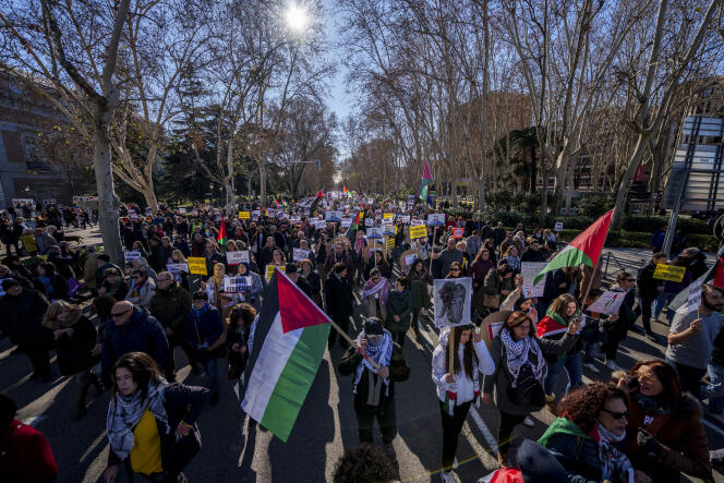 Los manifestantes españoles exigen un alto el fuego inmediato en Gaza, el sábado 20 de enero de 2024, en el centro de Madrid.