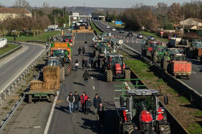 Des agriculteurs bloquent l’autoroute 64 (A64), pour protester contre la fiscalité et la baisse des revenus, près de Carbonne, au sud de Toulouse, le 20 janvier 2024.