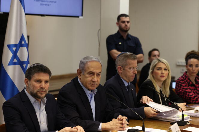 Le premier ministre israélien, Benyamin Nétanyahou lors de la réunion hebdomadaire du cabinet au ministère ide la défense à Tel-Aviv, le 7 janvier 2024.