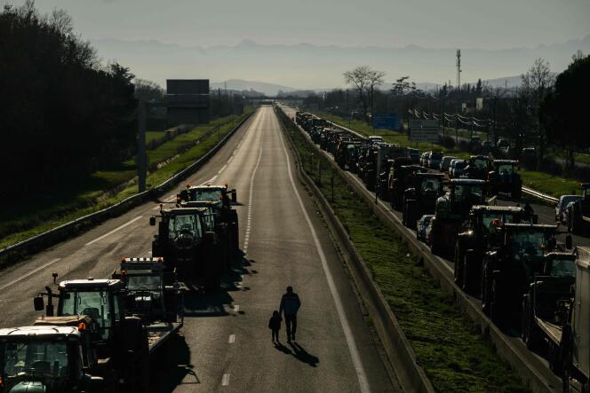 L’autoroute A 64 bloquée aux alentours de Carbonne (Haute-Garonne), près de Toulouse, par des agriculteurs qui réclament des aides, samedi 20 janvier.