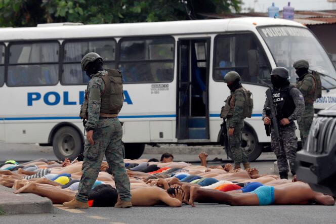 La police surveille des hommes arrêtés à la suite d’une tentative d’assaut d’un hôpital à Yaguachi, dans la province du Guayas (Equateur), le 21 janvier 2023.