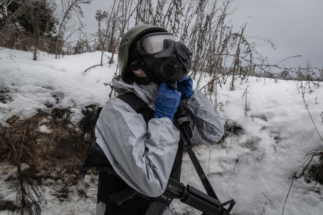 Des soldats ukrainiens du bataillon de soutien Skelya essaient des équipements de protection NRBC (nucléaire, radiologique, bactériologique, chimique) à proximité d’une de leurs bases arrière, dans la région de Jytomyr, en Ukraine, le 18 janvier 2024.