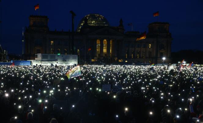 Une manifestation contre le racisme et la politique d’extrême droite, devant le Reichstag, à Berlin (Allemagne), le 21 janvier 2024.