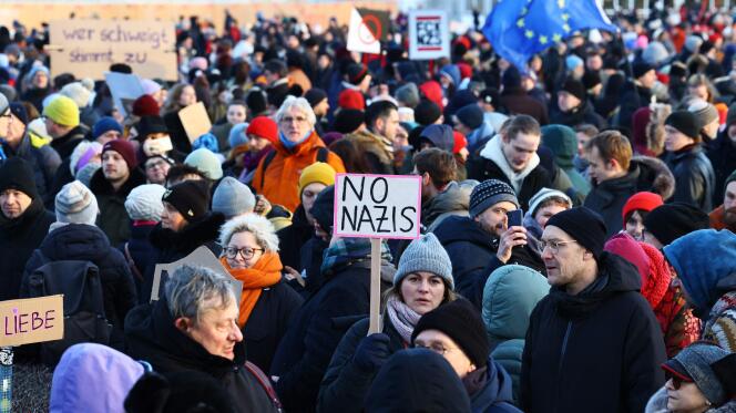 Des manifestants contre l’extrême droite rassemblés devant le palais du Reichstag, à Berlin, en Allemagne, dimanche 21 janvier.
