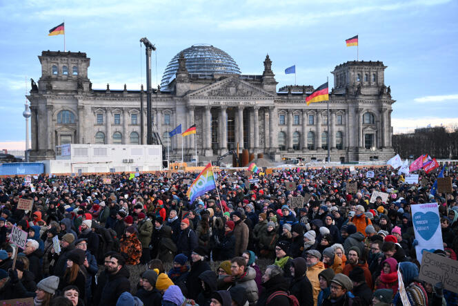 Des manifestants devant le bâtiment du Reichstag, siège de la chambre basse du Parlement allemand, qui protestent contre le parti Alternative pour l’Allemagne (AfD), l’extrêmisme de droite et pour la protection de la démocratie, à Berlin, en Allemagne, le 21 janvier 2024.