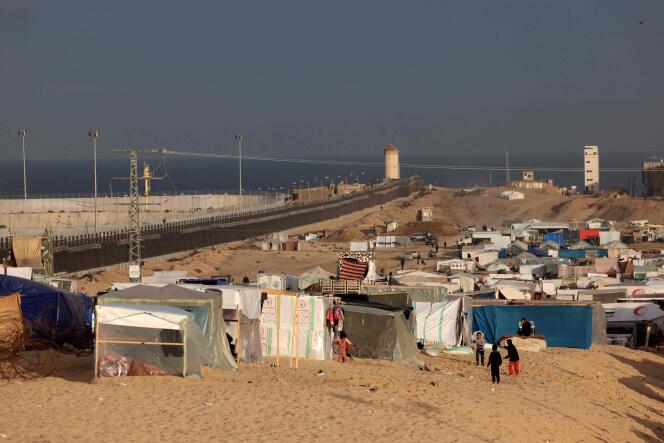 Un camp de tentes de fortune abritant des Palestiniens déplacés à Rafah, près de la frontière avec l’Egypte, dans le sud de la bande de Gaza, le 21 janvier 2024.