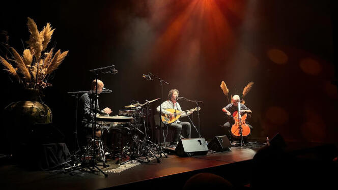 Adhil Mirghani, Aziz Sahmaoui et Eric Longsworth en trio au festival Au fil des voix, à Paris, le 20 janvier 2024.
