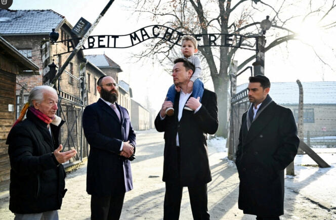 Le survivant de l’Holocauste Gidon Lev, le rabbin Menachem Margolin, Elon Musk et l’éditorialiste Ben Shapiro (de gauche à droite) sur le site d’Auschwitz-Birkenau, à Oswiecim, en Pologne, le 22 janvier 2024. 