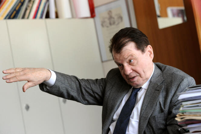 Luc Montagnier, dans son bureau à Paris, le 27 novembre 2010.