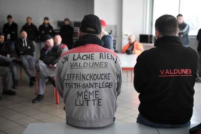 Une cinquantaine de salariés de Valdunes, dernier fabricant français de roues pour le ferroviaire, en assemblée générale au réfectoire de l’usine de Trith-Saint-Léger (Nord), le 18 janvier 2024.