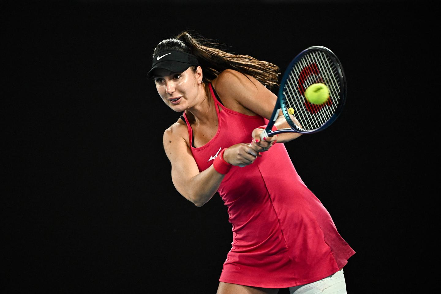 la francesa Océane Dodin tiene la cara oscura como la china Qinwen Zheng