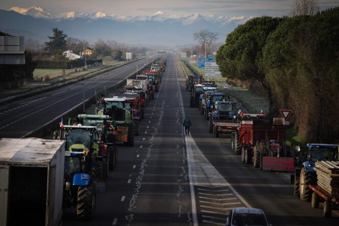 Des agriculteurs bloquent l’autoroute A64, en signe de protestation contre la fiscalité et la baisse des revenus, près de Carbonne, au sud de Toulouse, le 22 janvier 2024.