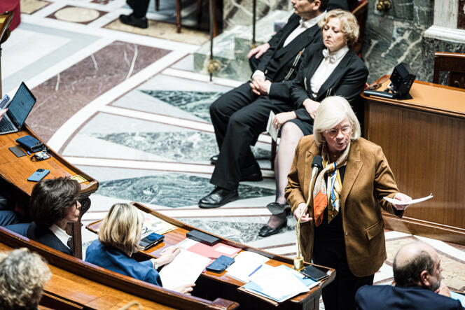 La ministre du travail, de la santé et des solidarités, Catherine Vautrin, pendant une séance de questions au gouvernement à l’Assemblée nationale, le 16 janvier 2024.