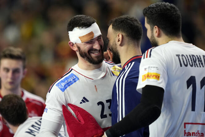 Ludovic Fabregas (de face, avec le bandage), à la fin du match entre la France et l’Autriche lors du tour principal du Championnat d’Europe de handball, à Cologne (Allemagne), le 22 janvier 2024.