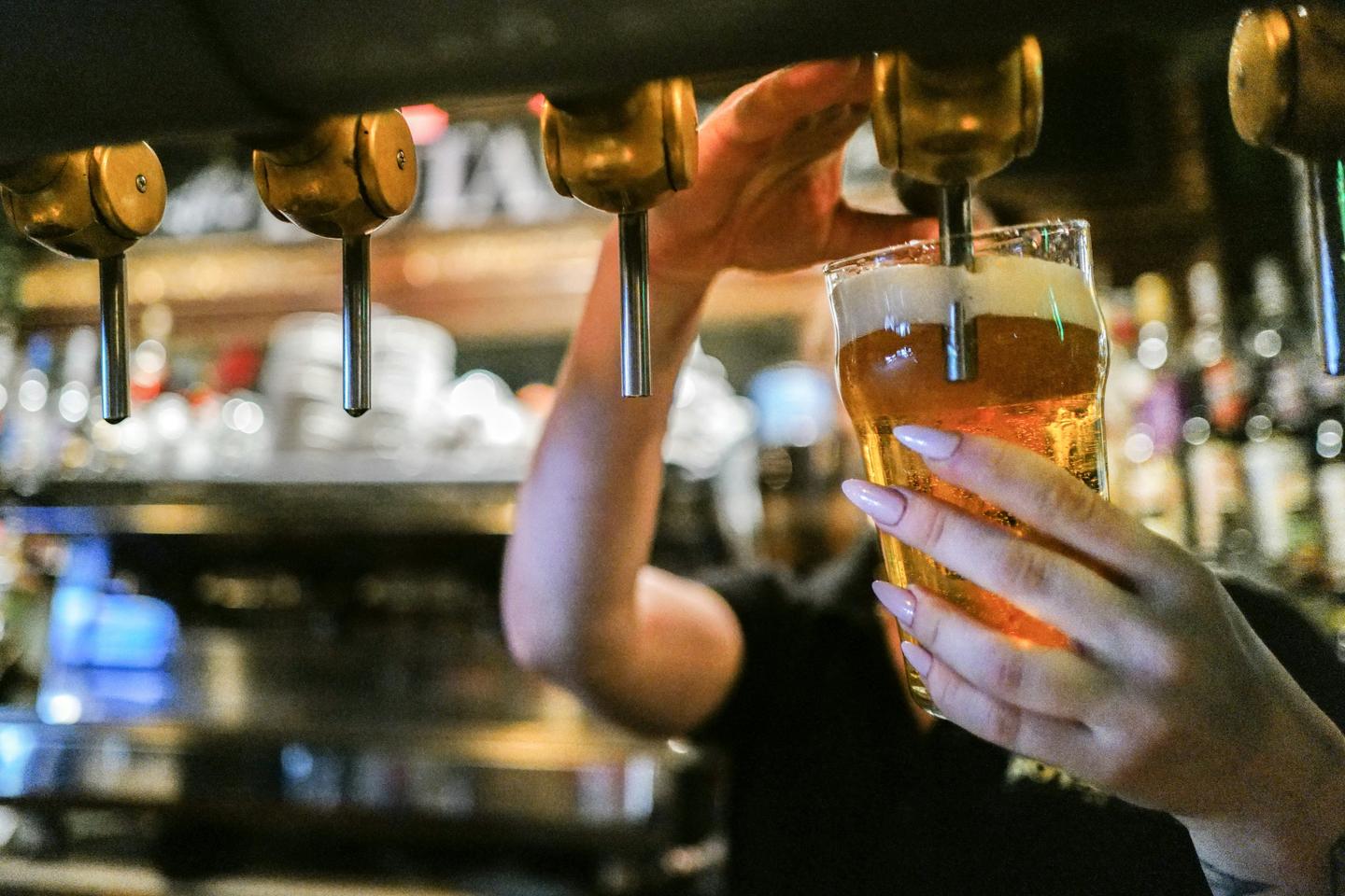 フランス人女性は「時々大量飲酒」をする人が増えている