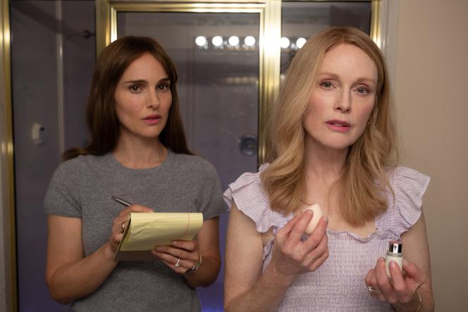 L’actrice Elizabeth Berry (Natalie Portman) et son modèle, Gracie Atherton-Yoo (Julianne Moore), dans « May December », de Todd Haynes. 