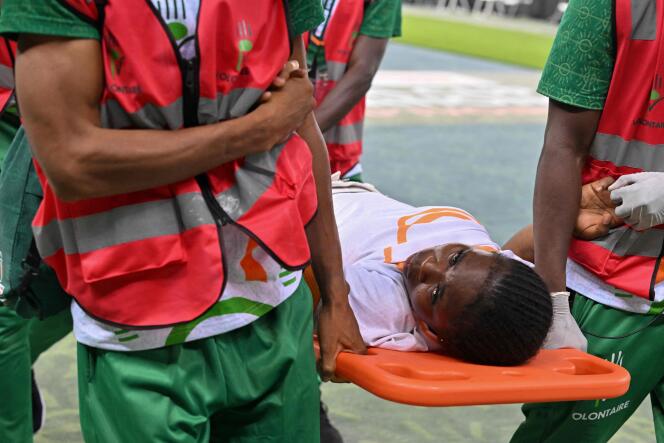 Un supporter ivoirien blessé lors du match entre la Guinée équatoriale et la Côte d’Ivoire, au stade olympique Alassane Ouattara à Ebimpe (Côte d’Ivoire), le 22 janvier 2024.