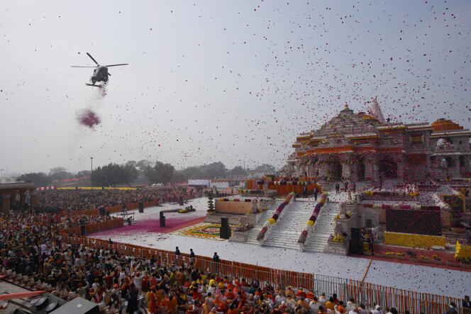 Un helicóptero de la Fuerza Aérea India deja caer pétalos de flores durante la inauguración del templo dedicado al dios Ram en Ayodhya, en el estado de Uttar Pradesh, India, el 22 de enero de 2024.