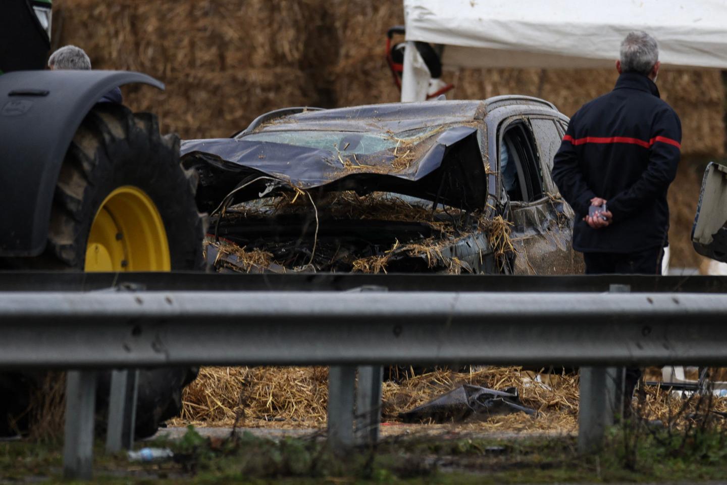 Mother killed as car rams French farmers' roadblock