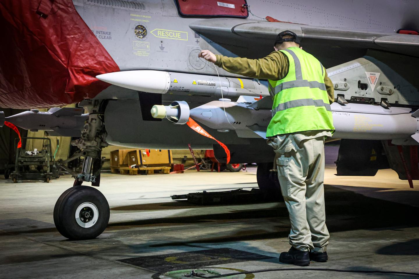 US and UK strike dozens of Houthi targets in Yemen