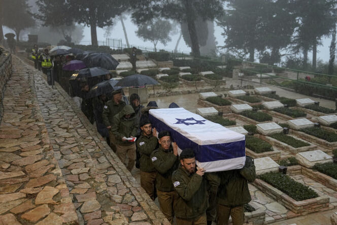 Soldados israelíes cargan el ataúd de Elkana Vizel, una reservista de 35 años, en el cementerio militar del Monte Herzl en Jerusalén, el 23 de enero de 2024. 