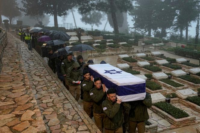 Ισραηλινοί στρατιώτες μεταφέρουν το φέρετρο της Ελκάνα Βιζέλ, ενός 35χρονου εφέδρου, στο στρατιωτικό νεκροταφείο Mount Herzl στην Ιερουσαλήμ, 23 Ιανουαρίου 2024.