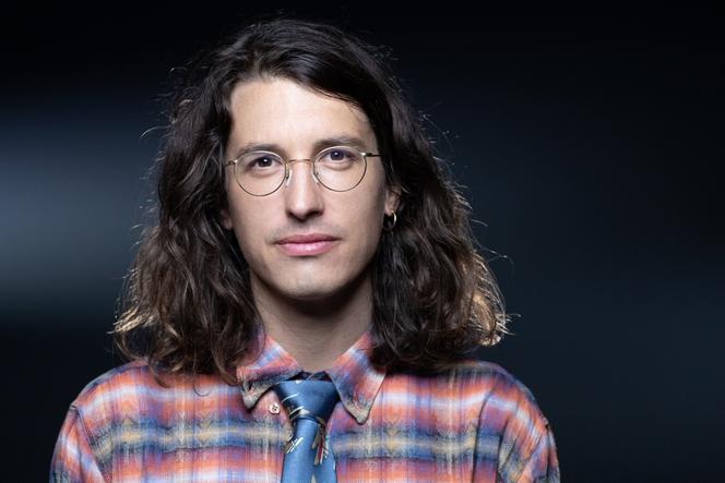 Francuski twórca komiksów Bastien Vives pozuje podczas sesji zdjęciowej w Paryżu, 30 sierpnia 2021 r.