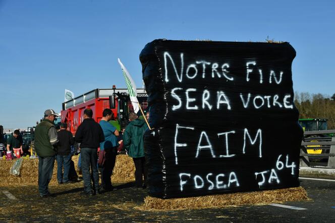 Des agriculteurs bloquent l’autoroute A63 au niveau de Bayonne (Pyrénées-Atlantiques), le 23 janvier 2024.