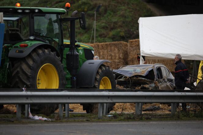 Sur les lieux de l’accident,  à un barrage d’agriculteurs à Pamiers, dans la région de l’Ariège, le 23 janvier 2024.