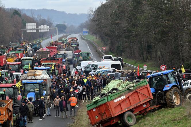 Manifestation d’agriculteurs sur l’autoroute A62 au niveau d’Agen, le 22 janvier 2024. 