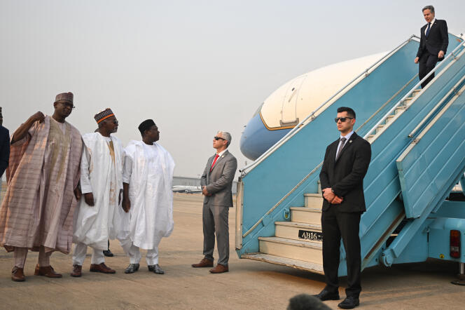 Le secrétaire d’Etat américain, Antony Blinken, descend de son avion à l’aéroport d’Abuja, au Nigeria, le 23 janvier 2024.