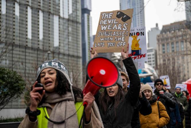 Le personnel syndiqué du groupe Condé Nast organise un piquet de grève pendant un débrayage de vingt-quatre heures pour protester contre l’annonce de licenciements, devant les bureaux de Condé Nast, à New York, le 23 janvier 2024.