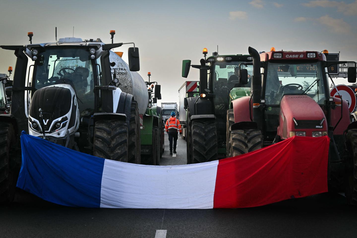 Regarder la vidéo Retraites des agriculteurs : la réforme sera bien mise en place au 1ᵉʳ janvier 2026