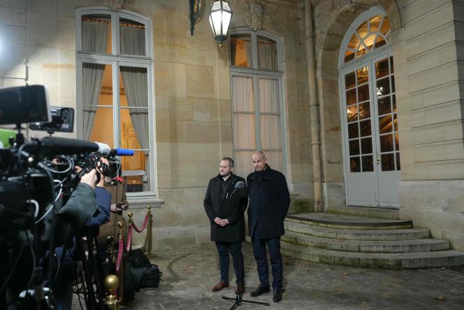 Arnaud Rousseau (à droite), président de la FNSEA, et Arnaud Gaillot, chef de file du syndicat des Jeunes Agriculteurs, font une déclaration après leur rencontre avec le premier ministre à l’hôtel de Matignon, le 22 janvier 2024. 