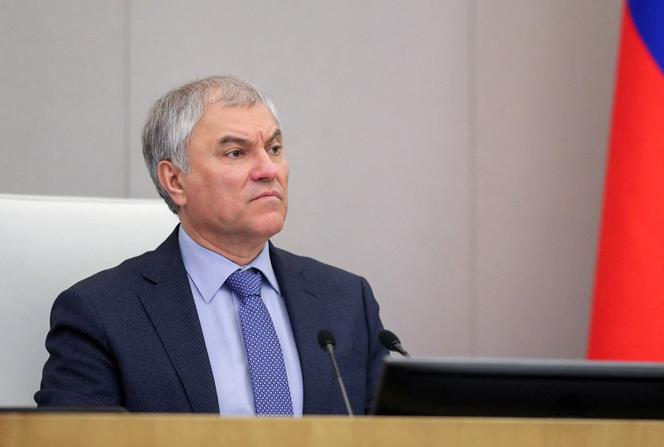 Ο πρόεδρος της Δούμας Vyacheslav Volodin κατά τη διάρκεια της κοινοβουλευτικής συζήτησης για το νόμο που επιτρέπει την κατάσχεση περιουσιακών στοιχείων ατόμων που διαδίδουν «ψευδείς πληροφορίες για τον ρωσικό στρατό» στις 24 Ιανουαρίου στη Μόσχα.