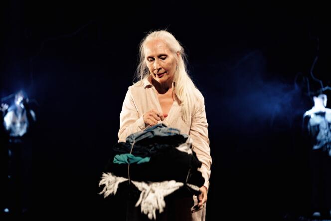 Irina Chernousova dans « Nous ne sommes plus...  », de Tatiana Frolova / KnAM Théâtre, à la Comédie de Valence, Centre dramatique national Drôme-Ardèche, en novembre 2023.