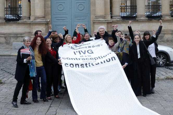 Des députés La France insoumise (LFI) et des membres d’associations pro-avortement, devant l’Assemblée nationale, le 24 novembre 2022.
