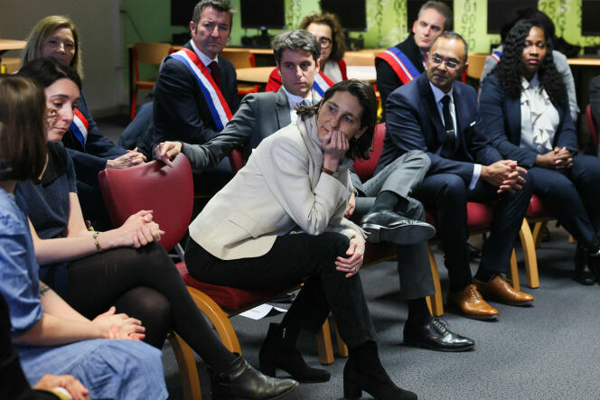 La ministre de l’éducation nationale, des sports et des Jeux olympiques, Amélie Oudéa-Castéra, et le premier ministre Gabriel Attal, lors d’une visite du collège Saint-Exupéry, à Andrésy (Yvelines), le 12 janvier 2024.