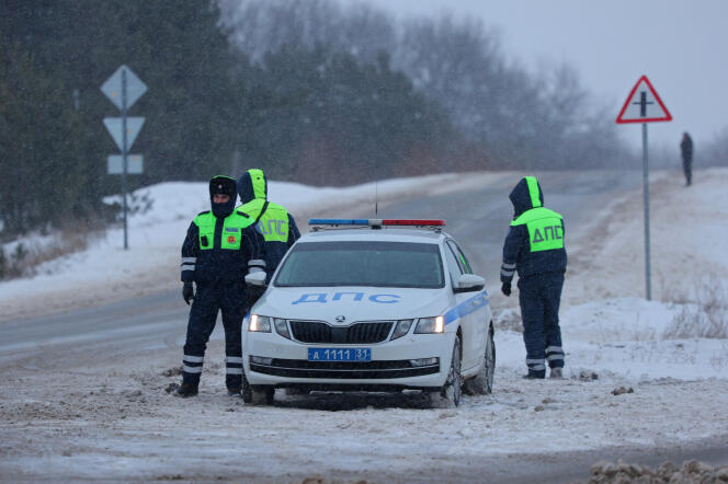 Des policiers russes montent la garde sur la route menant au site du crash de l’avion de transport militaire russe IL-76, à Yablonov, dans la région de Belgorod (Russie), le 24 janvier 2024.