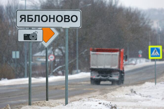 La entrada a la aldea de Yablonovo, Rusia, cerca de la frontera con Ucrania, donde se estrelló un avión militar ruso Il-76, el 24 de enero de 2024.