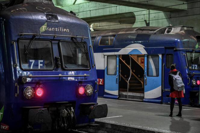 Un tren de cercanías Transilien en la estación Montparnasse de París el 2 de enero de 2020.