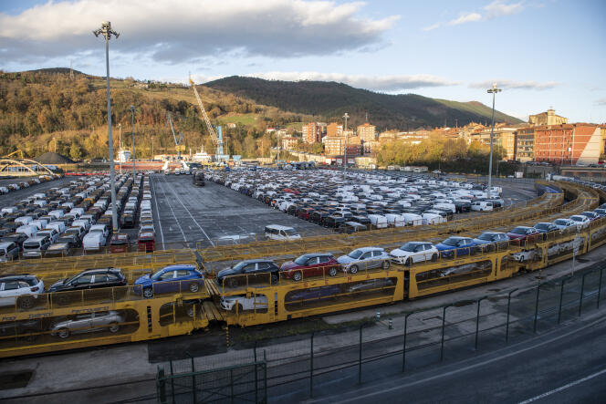 Des véhicules neufs au terminal du port de Pasajes (Espagne), le 14 décembre 2022.